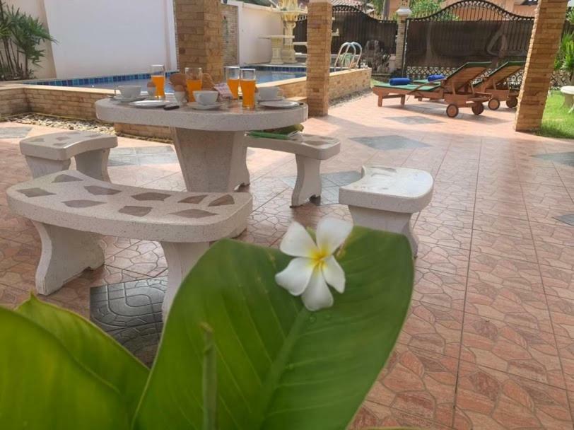 Yoch Pool Villa Pattaya Exterior foto